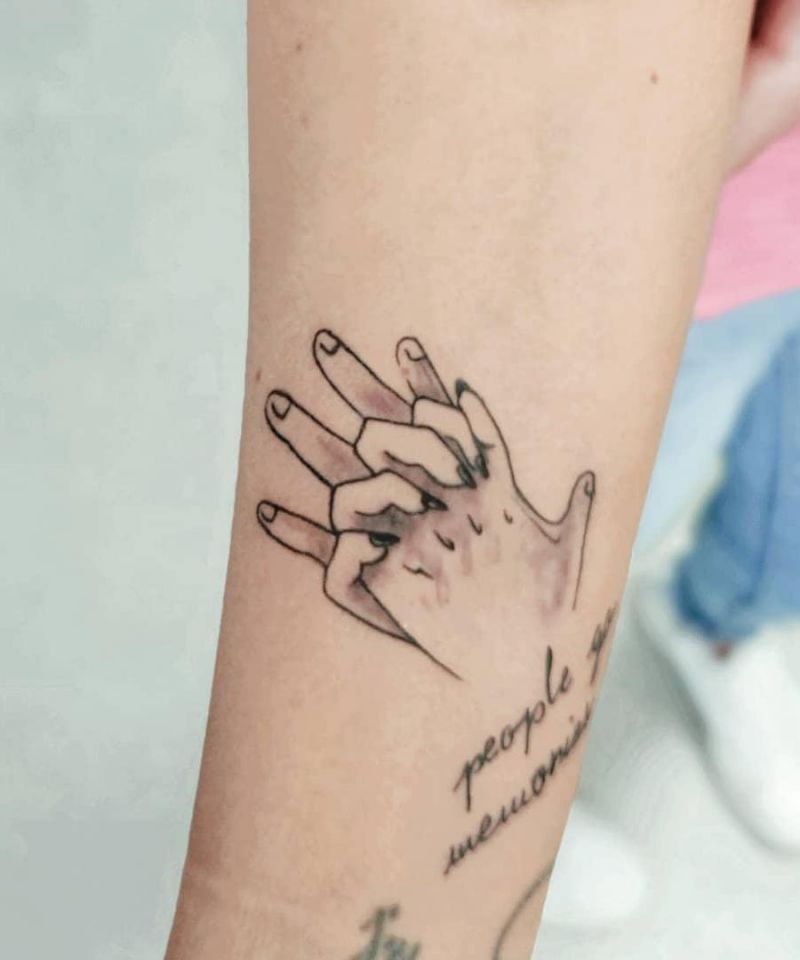 30 Great Holding Hands Tattoos You Will Love