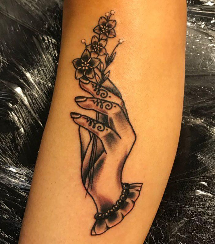 30 Great Hand Holding Flowers Tattoos Make You Attractive