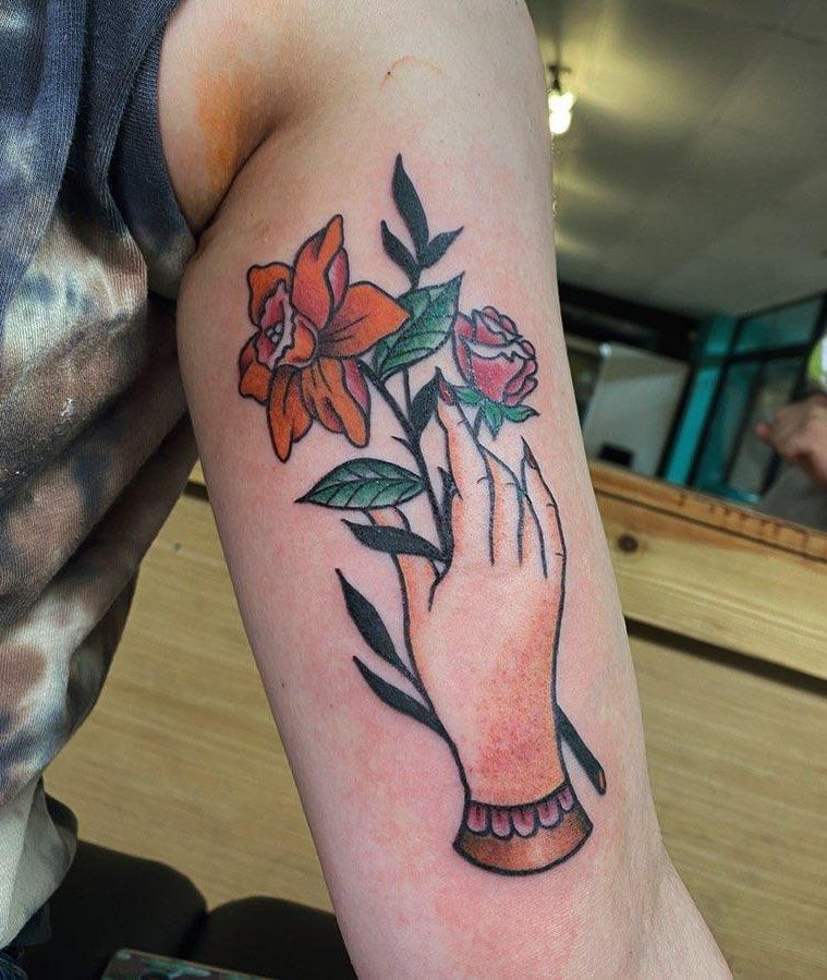 30 Great Hand Holding Flowers Tattoos Make You Attractive