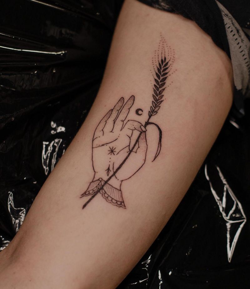 30 Great Hand Holding Flowers Tattoos Make You Attractive