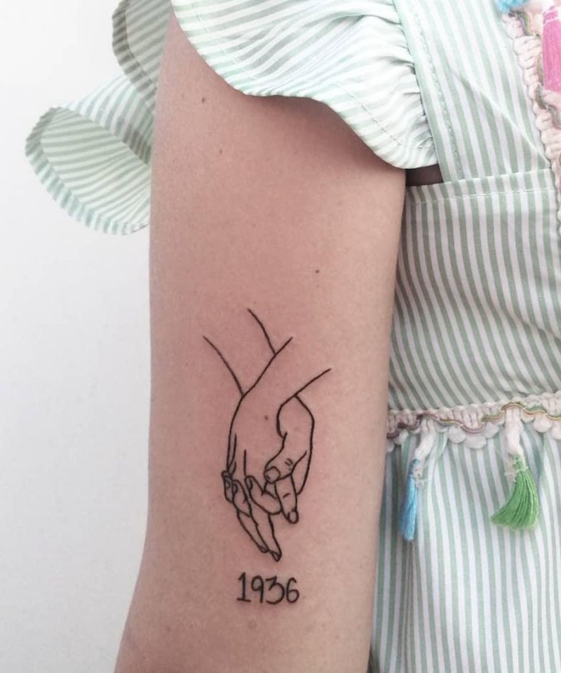 30 Great Holding Hands Tattoos You Will Love