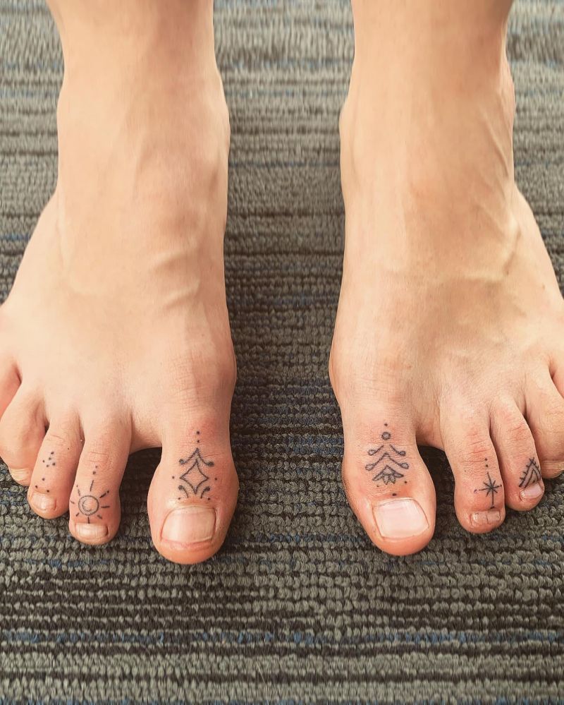 30 Unique Toe Tattoos You Will Love