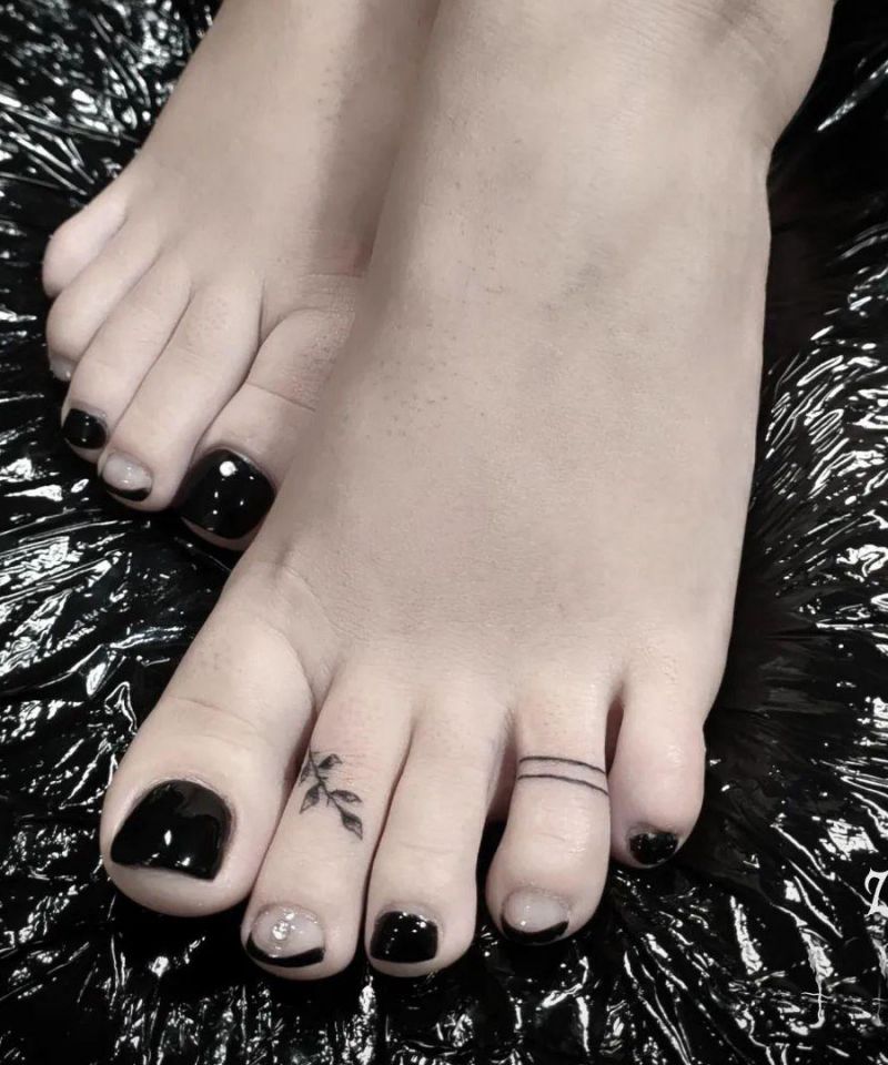 30 Unique Toe Tattoos You Will Love