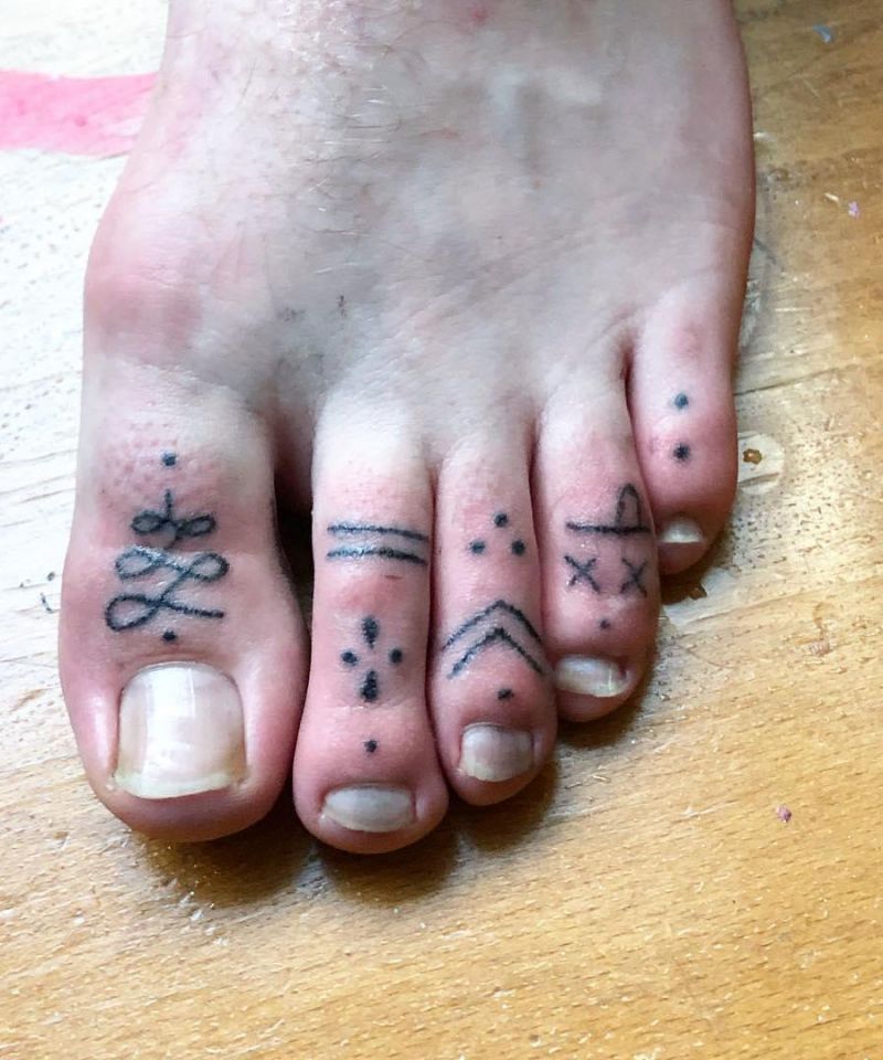 30 Unique Toe Tattoos You Will Love