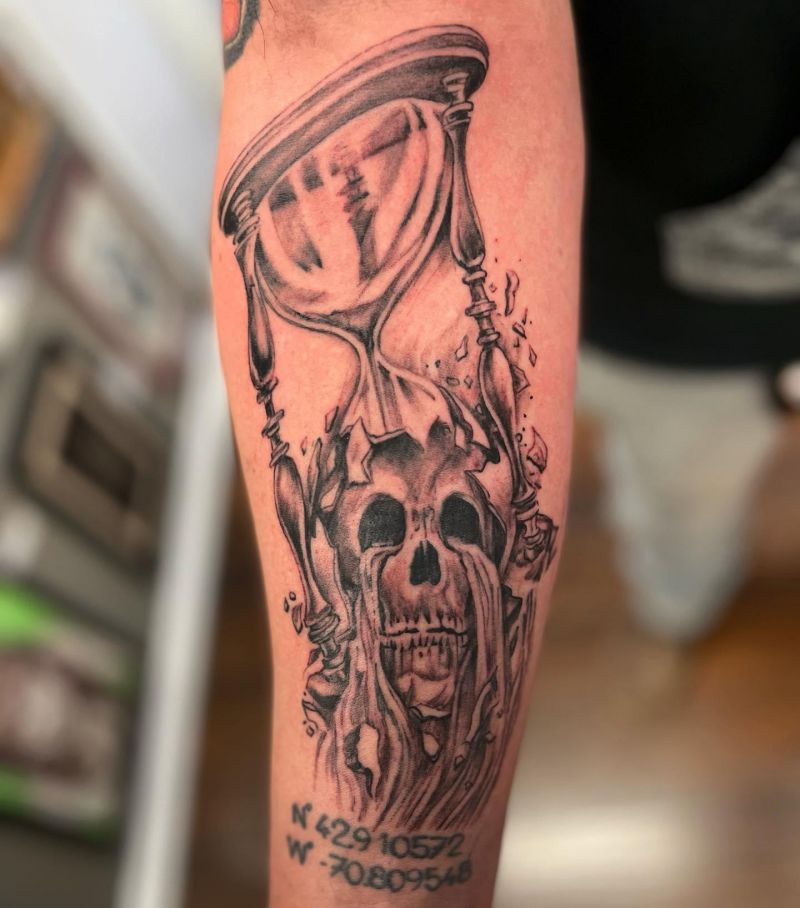 30 Classy Broken Hourglass Tattoos for Your Next Ink