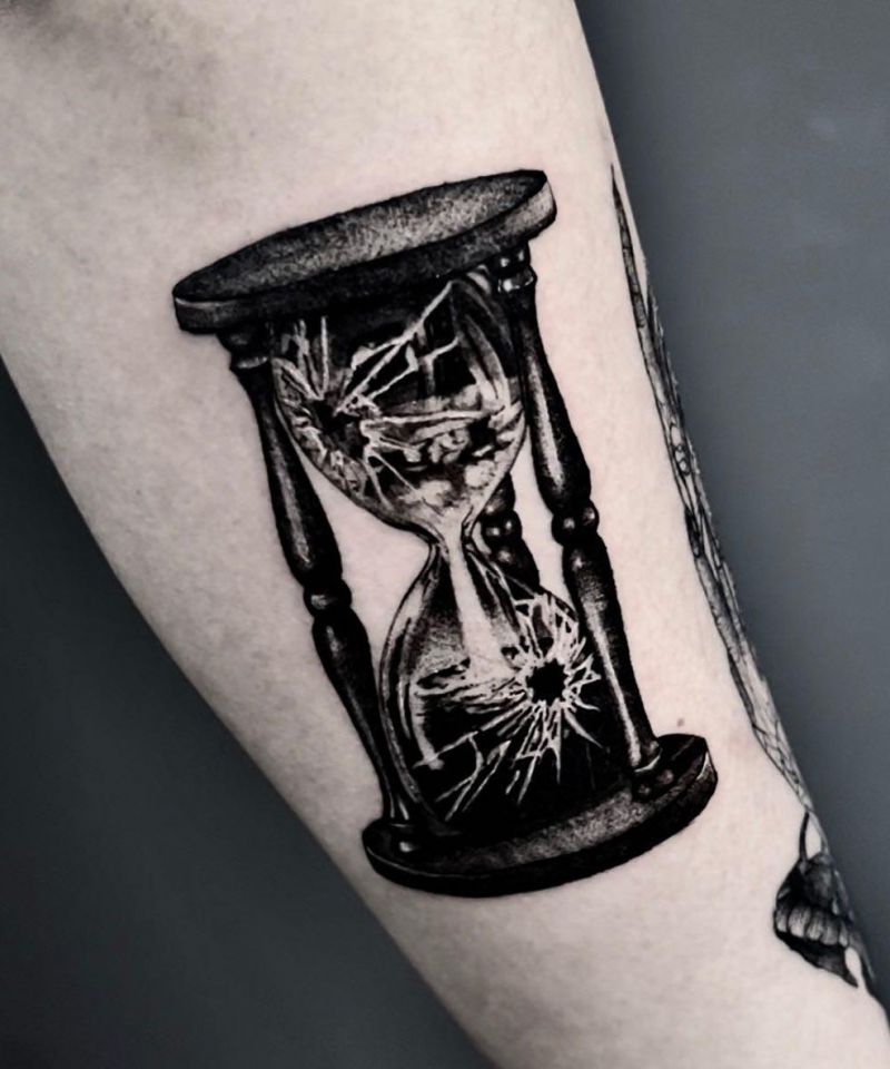 30 Classy Broken Hourglass Tattoos for Your Next Ink