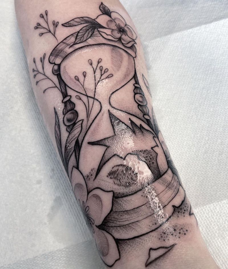 30 Classy Broken Hourglass Tattoos for Your Next Ink