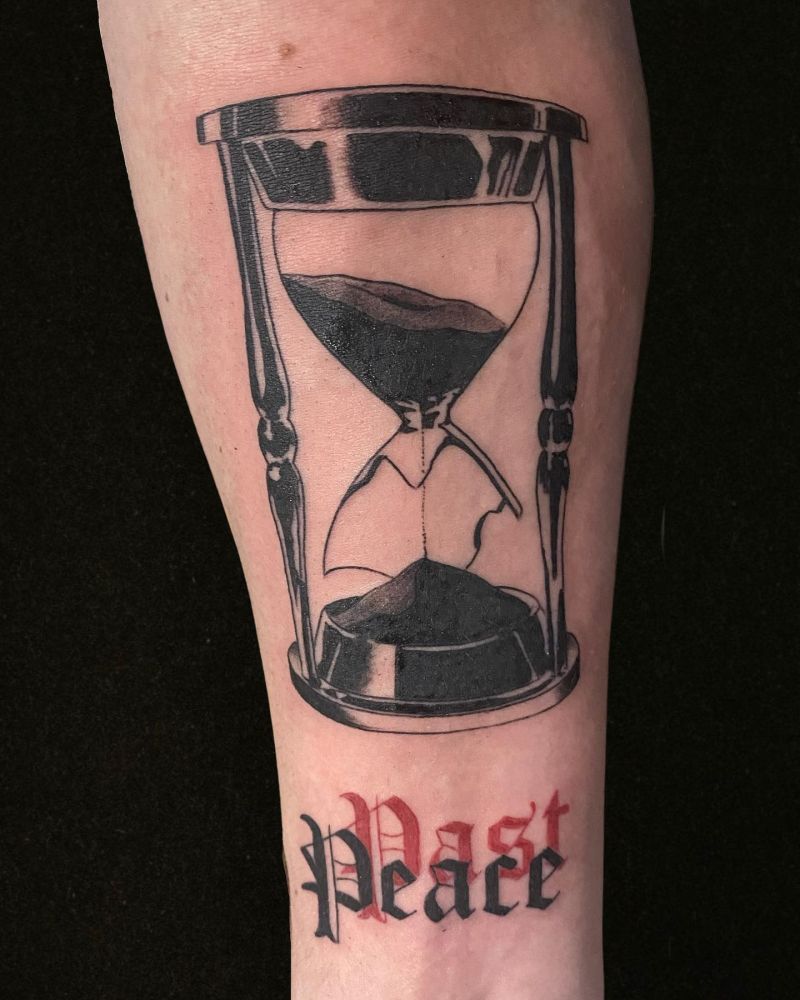 30 Classy Broken Hourglass Tattoos for Your Next Ink