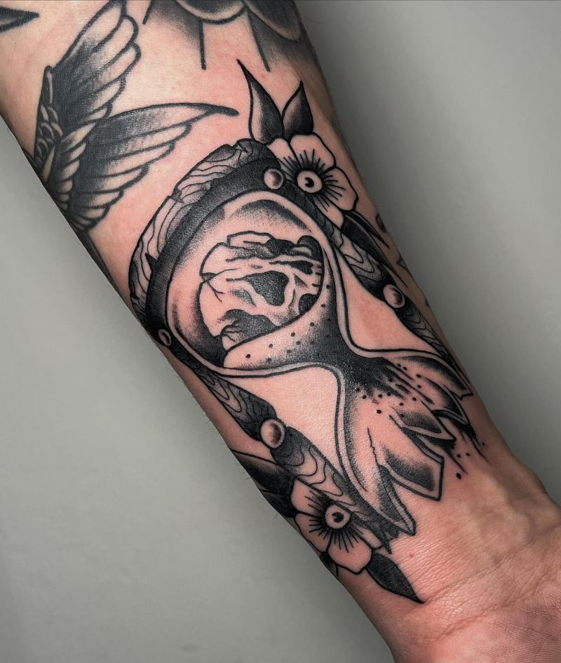 30 Classy Broken Hourglass Tattoos for Your Next Ink