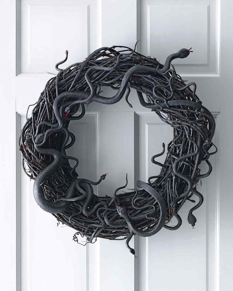 37 Spooky DIY Halloween Wreaths For Your Front Door