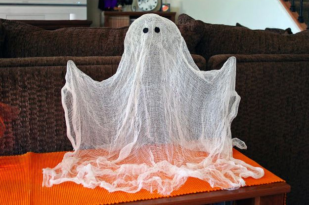 35 Easy Halloween Decorations and Crafts You Can Make Yourself