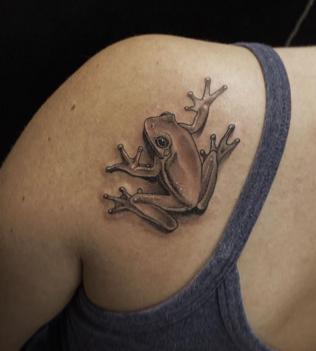 Elegant Tree Frog Tattoo on Shoulder