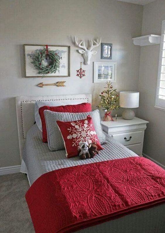 40 Festive Christmas Bedroom Decorating Ideas