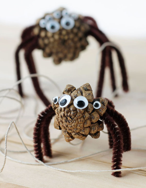 20 Cool DIY Pine Cone Crafts for Halloween