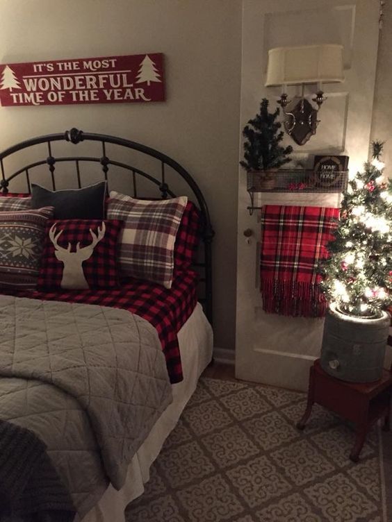 40 Festive Christmas Bedroom Decorating Ideas