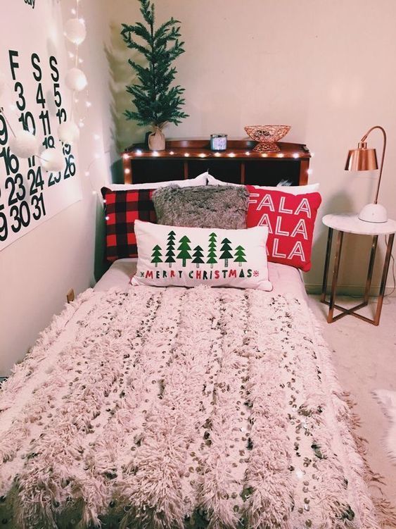 40 Festive Christmas Bedroom Decorating Ideas