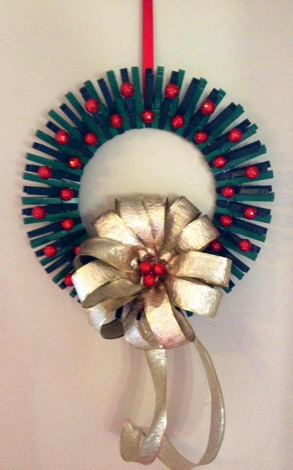 36 Creative Christmas Clothes Pin Crafts and Ideas