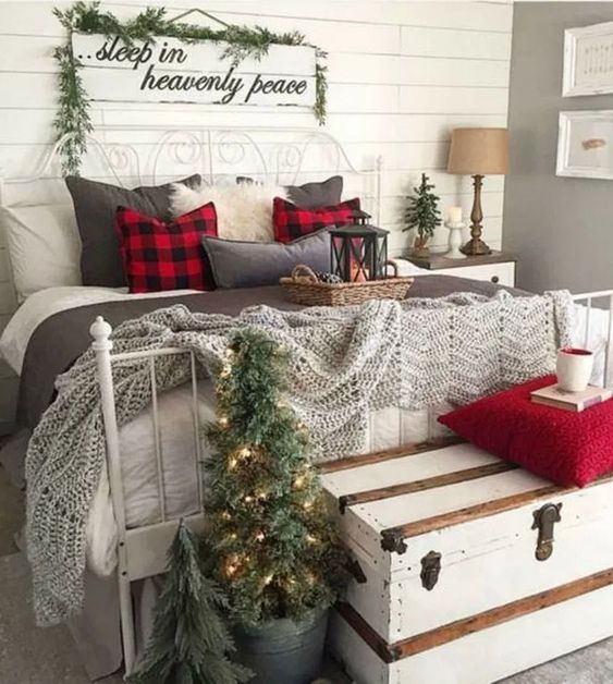 40 Festive Christmas Bedroom Decorating Ideas