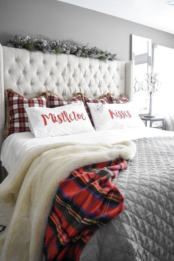 40 Festive Christmas Bedroom Decorating Ideas