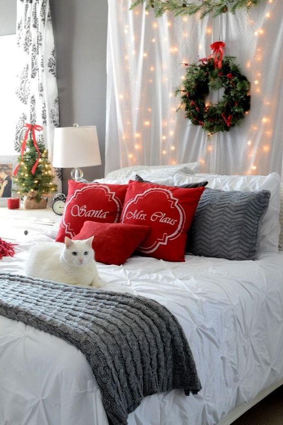 40 Festive Christmas Bedroom Decorating Ideas