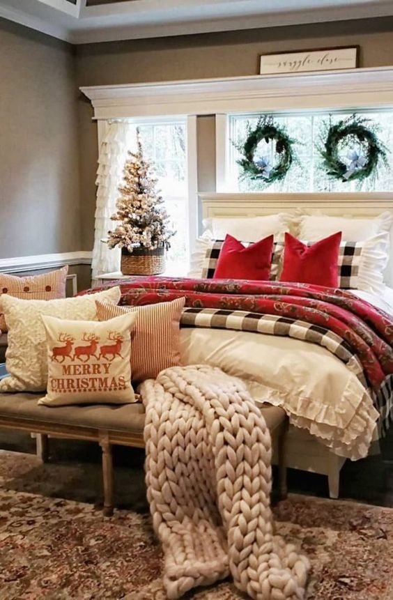 40 Festive Christmas Bedroom Decorating Ideas