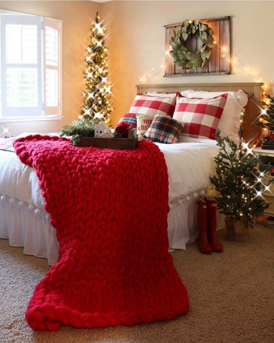 40 Festive Christmas Bedroom Decorating Ideas