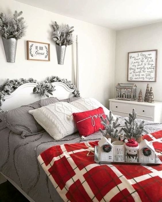 40 Festive Christmas Bedroom Decorating Ideas