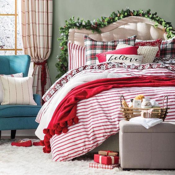 40 Festive Christmas Bedroom Decorating Ideas