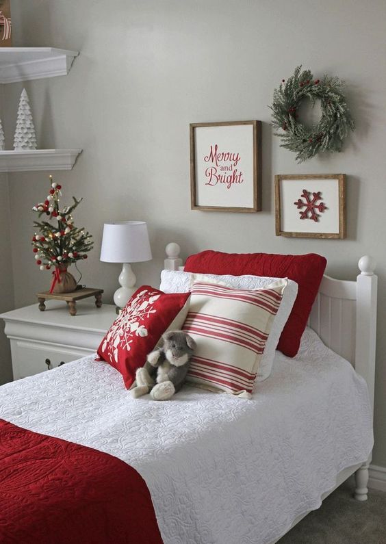 40 Festive Christmas Bedroom Decorating Ideas