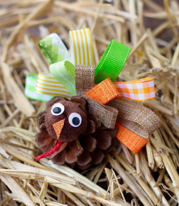 20 Cool DIY Pine Cone Crafts for Halloween