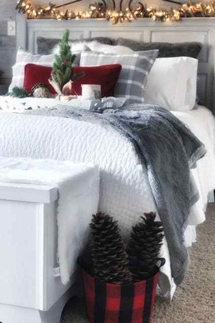 40 Festive Christmas Bedroom Decorating Ideas