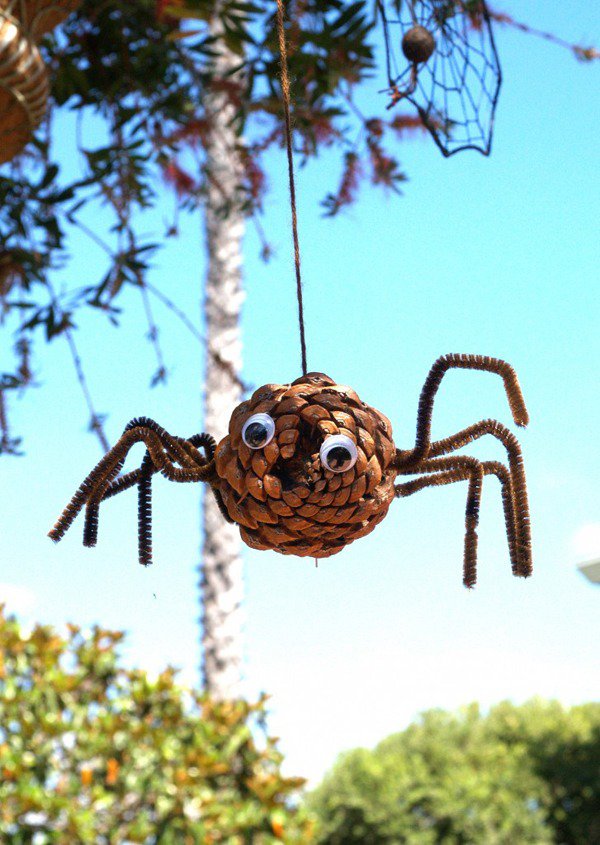 20 Cool DIY Pine Cone Crafts for Halloween