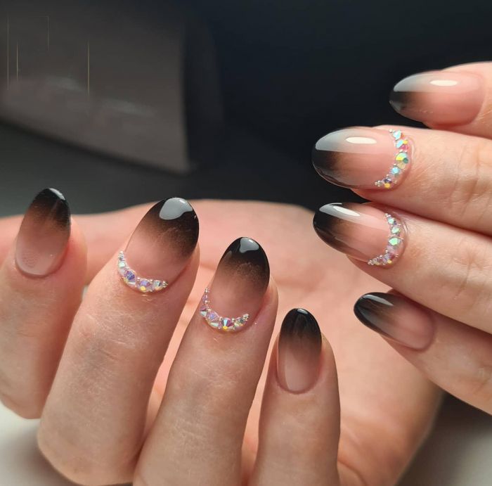 Trendy Oval Black Ombre Nail Art