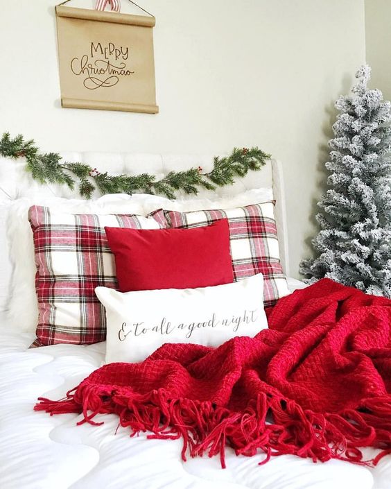 40 Festive Christmas Bedroom Decorating Ideas