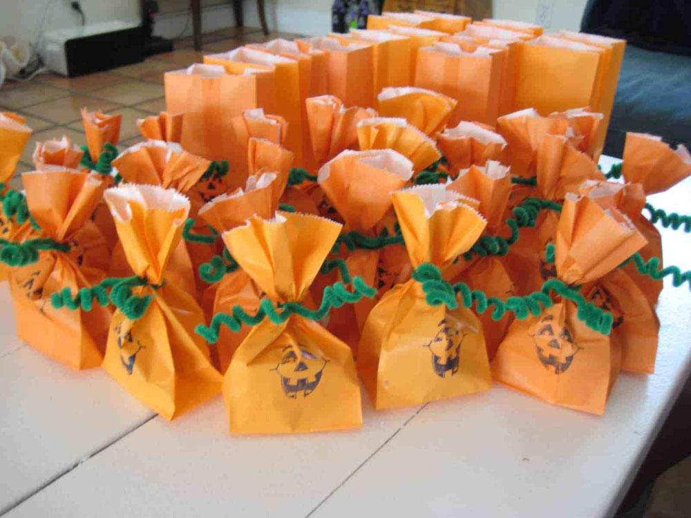 25 Easy And Cheap Halloween Treat Bags for Your Inspiration